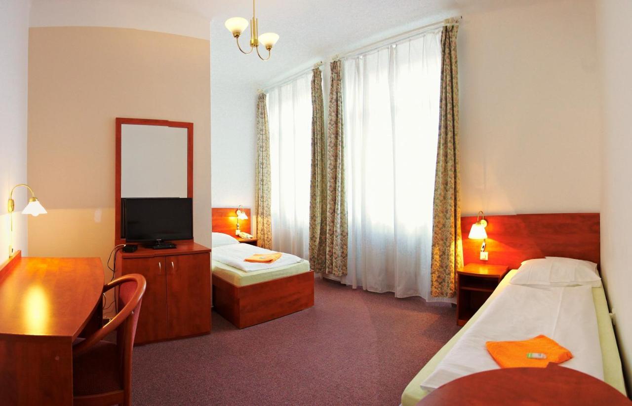 Wellness Hotel Central クラトビ エクステリア 写真