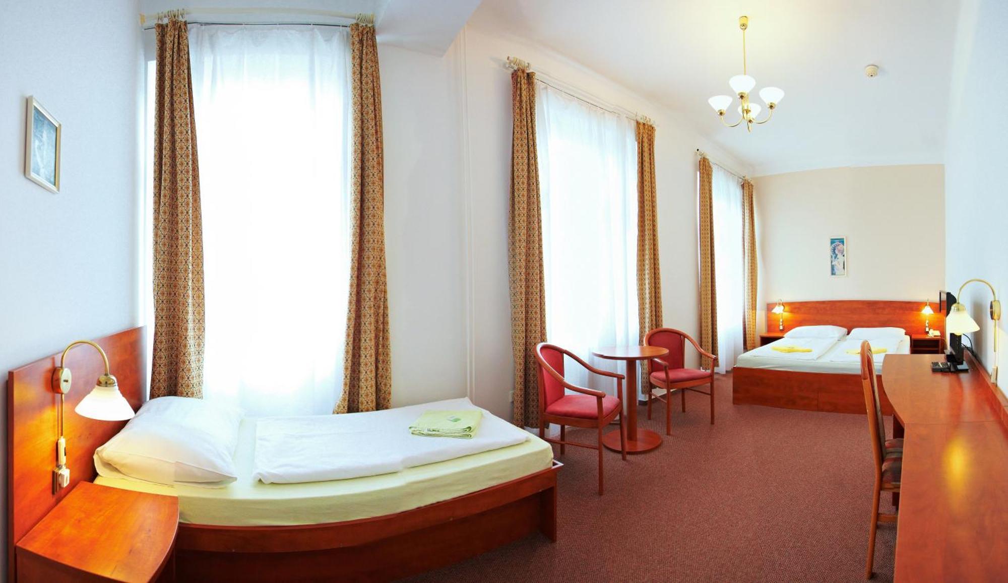 Wellness Hotel Central クラトビ エクステリア 写真