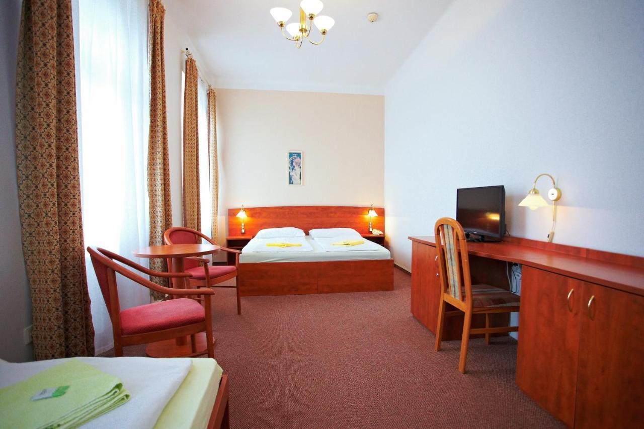 Wellness Hotel Central クラトビ エクステリア 写真