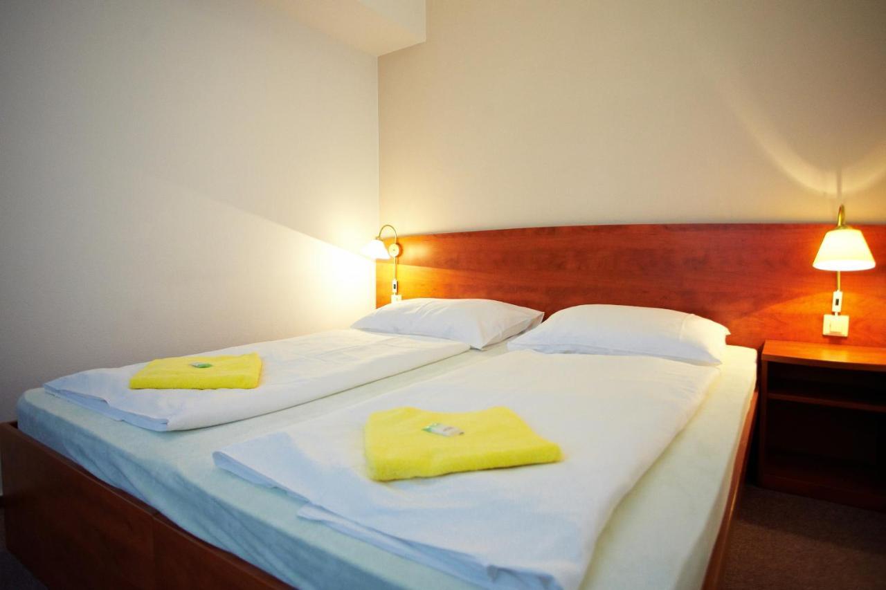 Wellness Hotel Central クラトビ エクステリア 写真