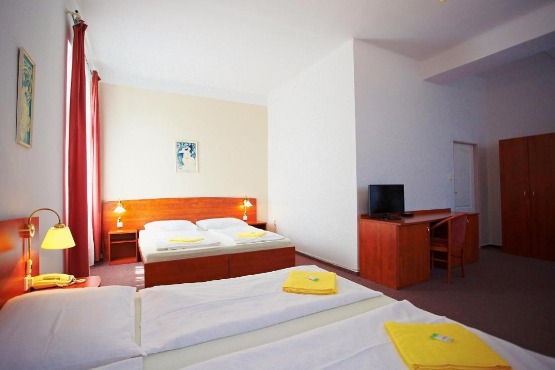 Wellness Hotel Central クラトビ エクステリア 写真