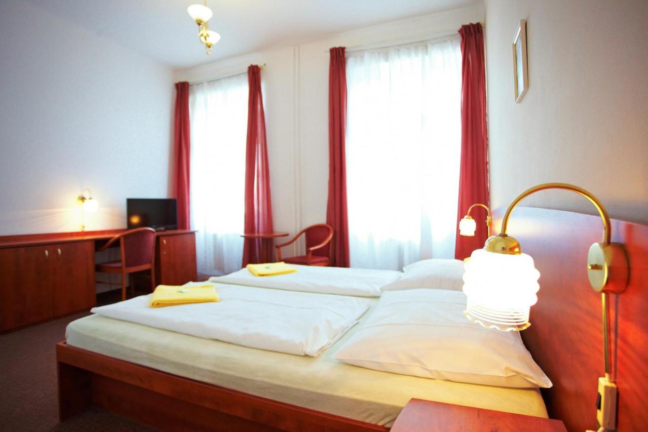 Wellness Hotel Central クラトビ エクステリア 写真