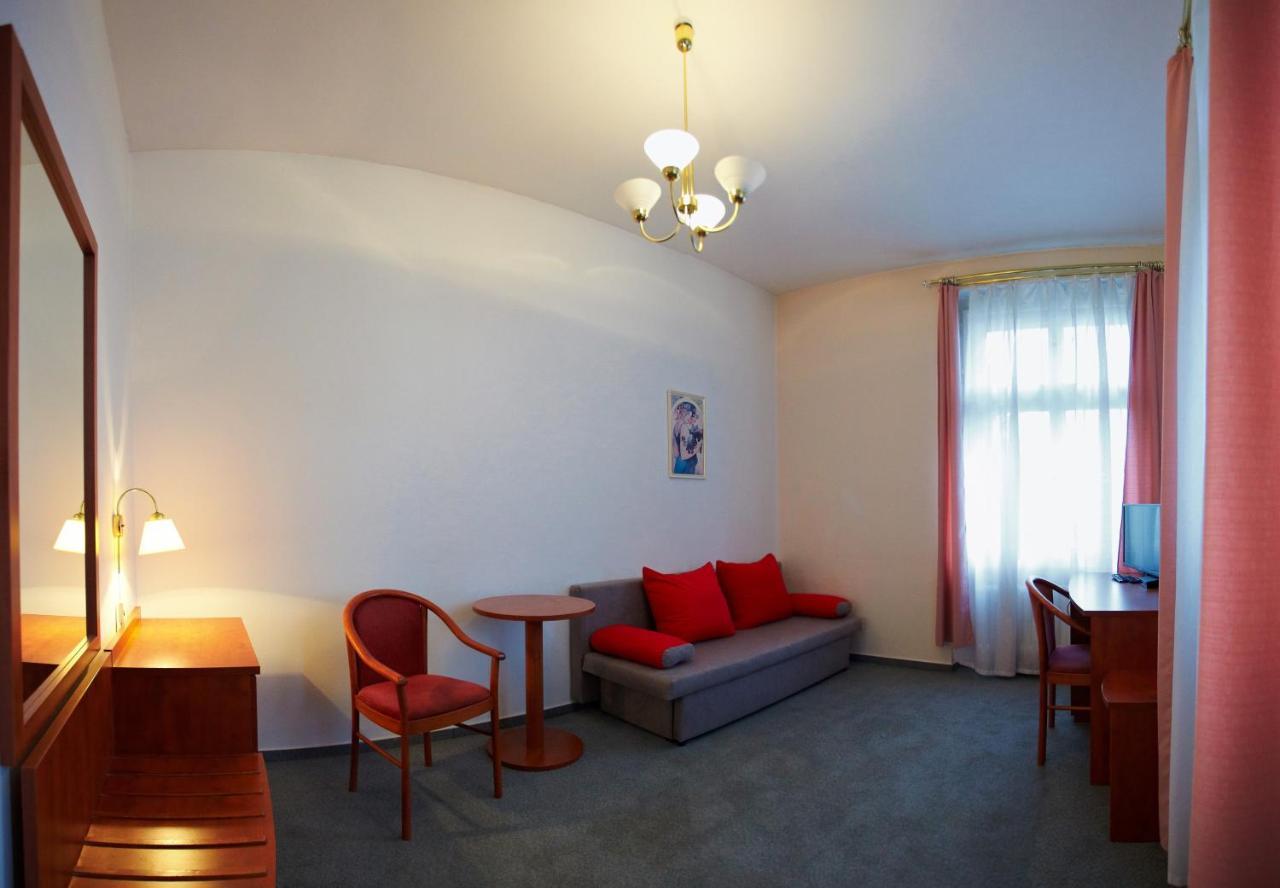 Wellness Hotel Central クラトビ エクステリア 写真