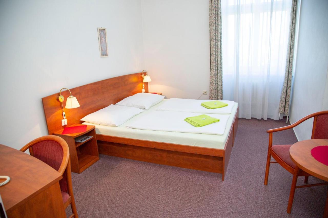 Wellness Hotel Central クラトビ エクステリア 写真
