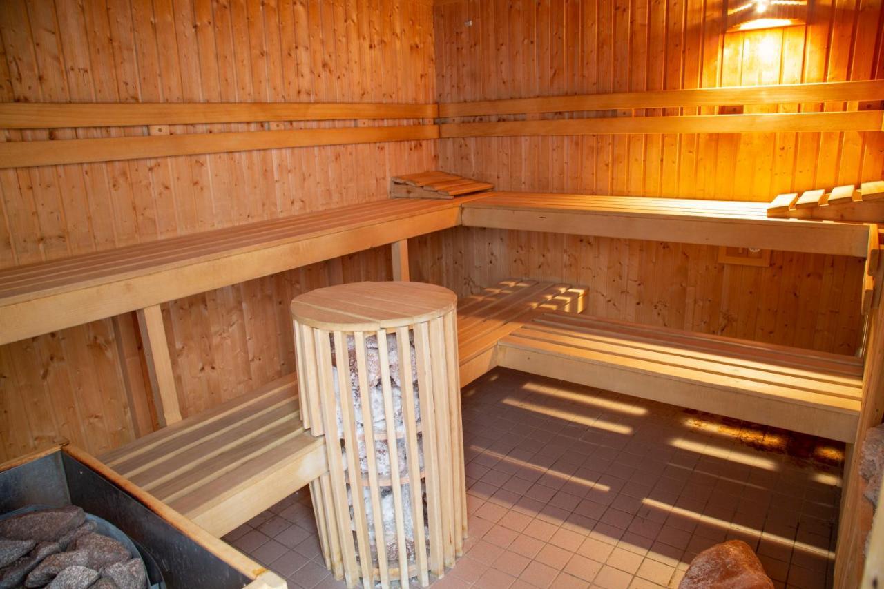 Wellness Hotel Central クラトビ エクステリア 写真